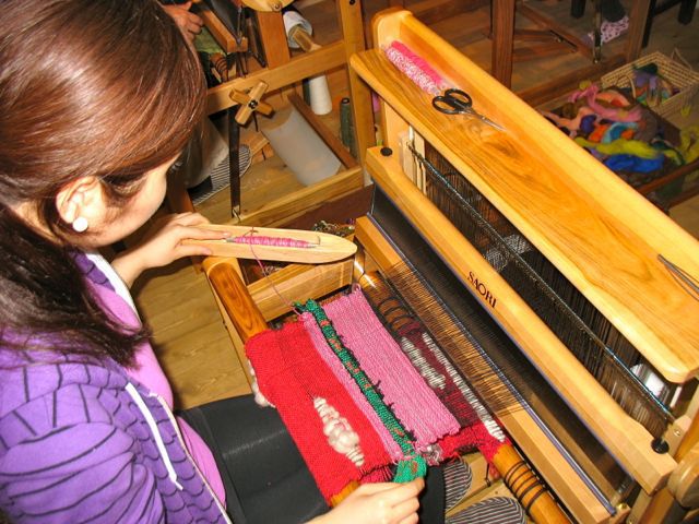 約40センチ織ります。間に糸を挟んだり、色を変えたり・・・楽しいっ!