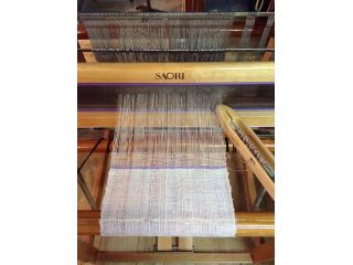 縦糸はリネンの糸を張ってあります。幅25cm 長さはお好みで120〜160cm