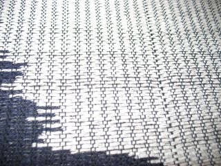 あらかじめ張ってあるタテ糸に好きな色のヨコ糸を入れて織ります。