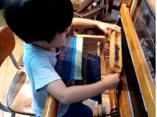 はじめに好きな色の糸で織ります♪『入れて、踏んで、トン』30センチから40センチくらい