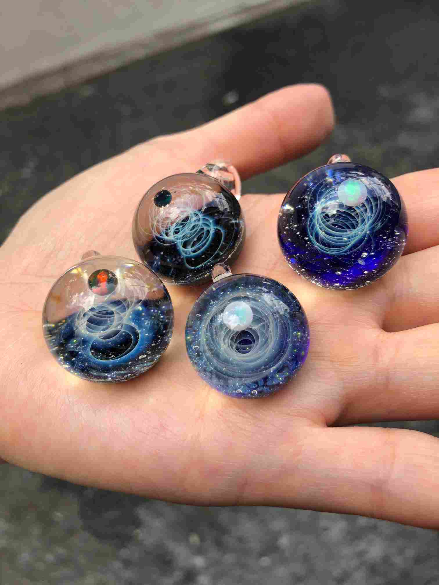 うっとり 宇宙空間やキラキラ模様を閉じ込めたガラスペンダント ファミリー 女性 カップルにオススメ Glass Studio Hand 柳町工房 じゃらん遊び体験 うっとり 宇宙空間やキラキラ模様を閉じ込めたガラスペンダント ファミリー 女性 カップルにオススメ Glass Studio Hand 柳町工房 じゃらん遊び体験