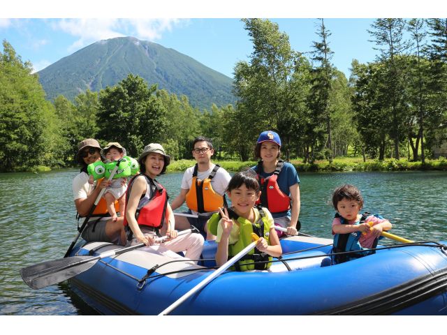雄大な羊蹄山を眺めながら、湧水が流れ込む池で、のんびりとラフティング体験しましょう♪