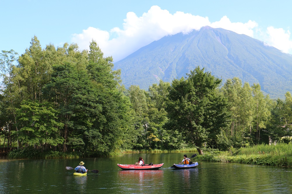 ニセコを満喫♪みんなでカヌーに乗ってのんびり水の上をお散歩♪