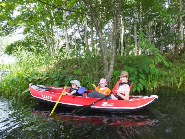 カヌー(インフレータブルカヤック)は、2〜3人乗りのゴムボートです。