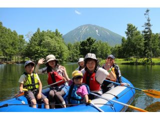 羊蹄山を眺めながら、のんびりと家族やお友達と貸し切りでラフティング体験。