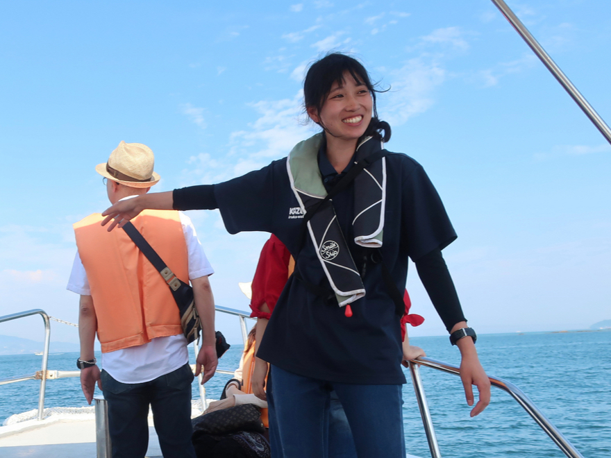 イルカ専属ガイドがイルカの事を詳しく教えてくれます。他とは違うイルカウォッチングの魅力を存分に満喫できます