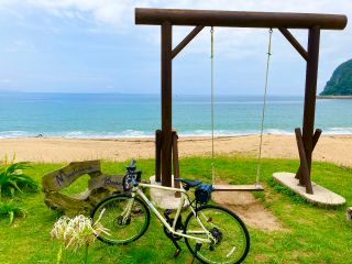 前浜海水浴場にあるブランコは、思わず写真を撮りたくなる人気のフォトスポットです。青い海と空を背景に、旅の思い出に残る素敵な一枚を撮影してみてはいかがでしょうか。