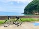 写真のは女島です。島原半島の豊かな自然や地質の魅力を感じられるスポットの一つです。サイクリングの途中にも、美しい景観をお楽しみいただけます。