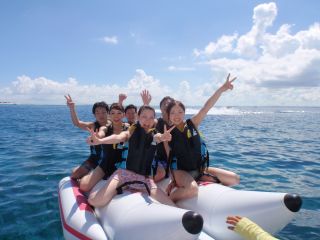 マリンスポーツの種類は「バナナボート」「マリンジェット(後部座席相乗り)」「モンスター」「Uチューブ」「マーブル」からチョイス!