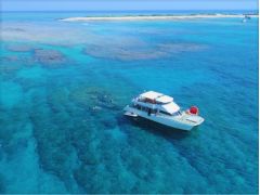 シュノーケルポイントはサンゴ礁と白い砂地のキレイな場所☆海で泳いで疲れたら、いつでも船上でごゆっくりお休み頂けます☆
