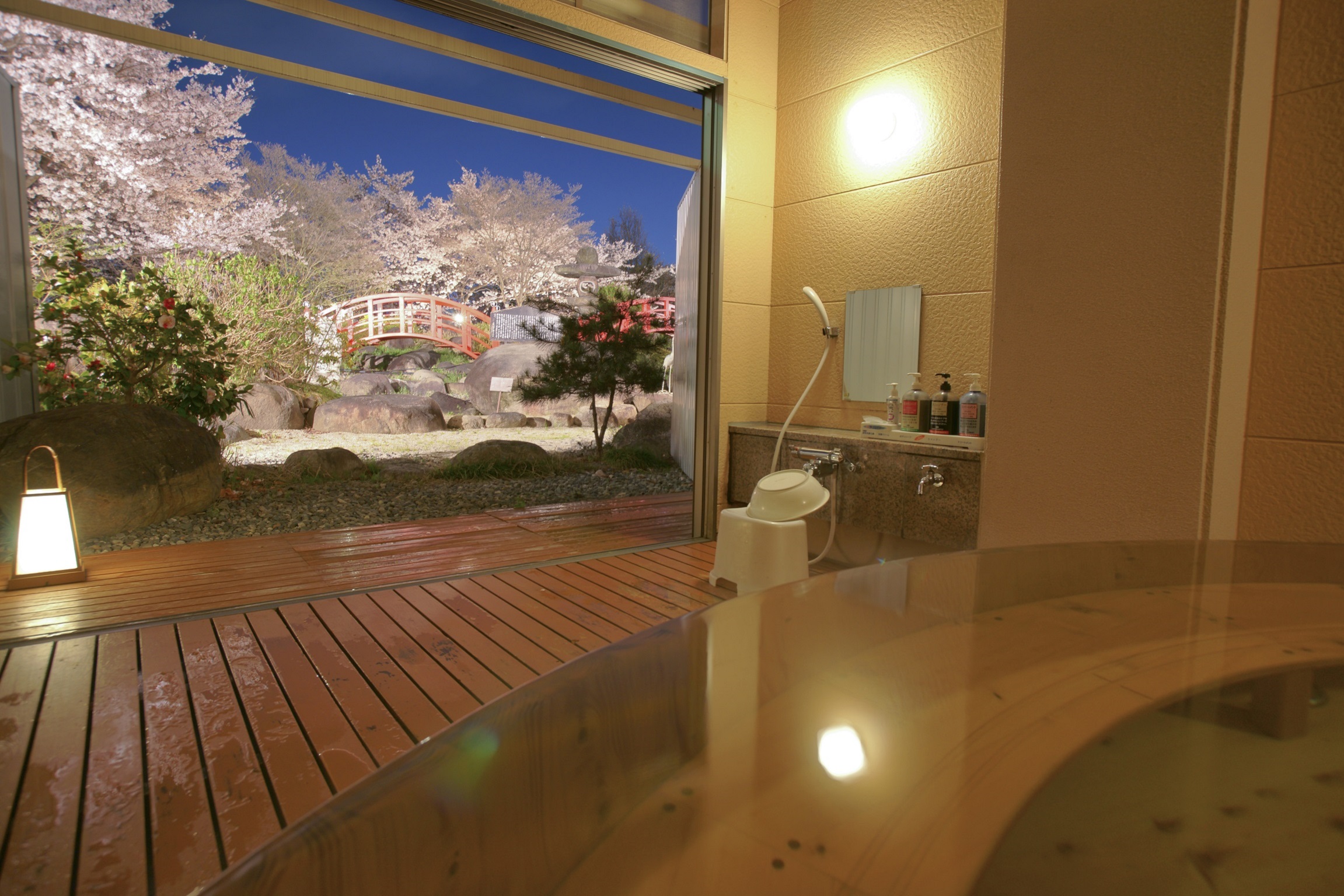 樽風呂はど真ん中から桜の絶景を独占可能!
