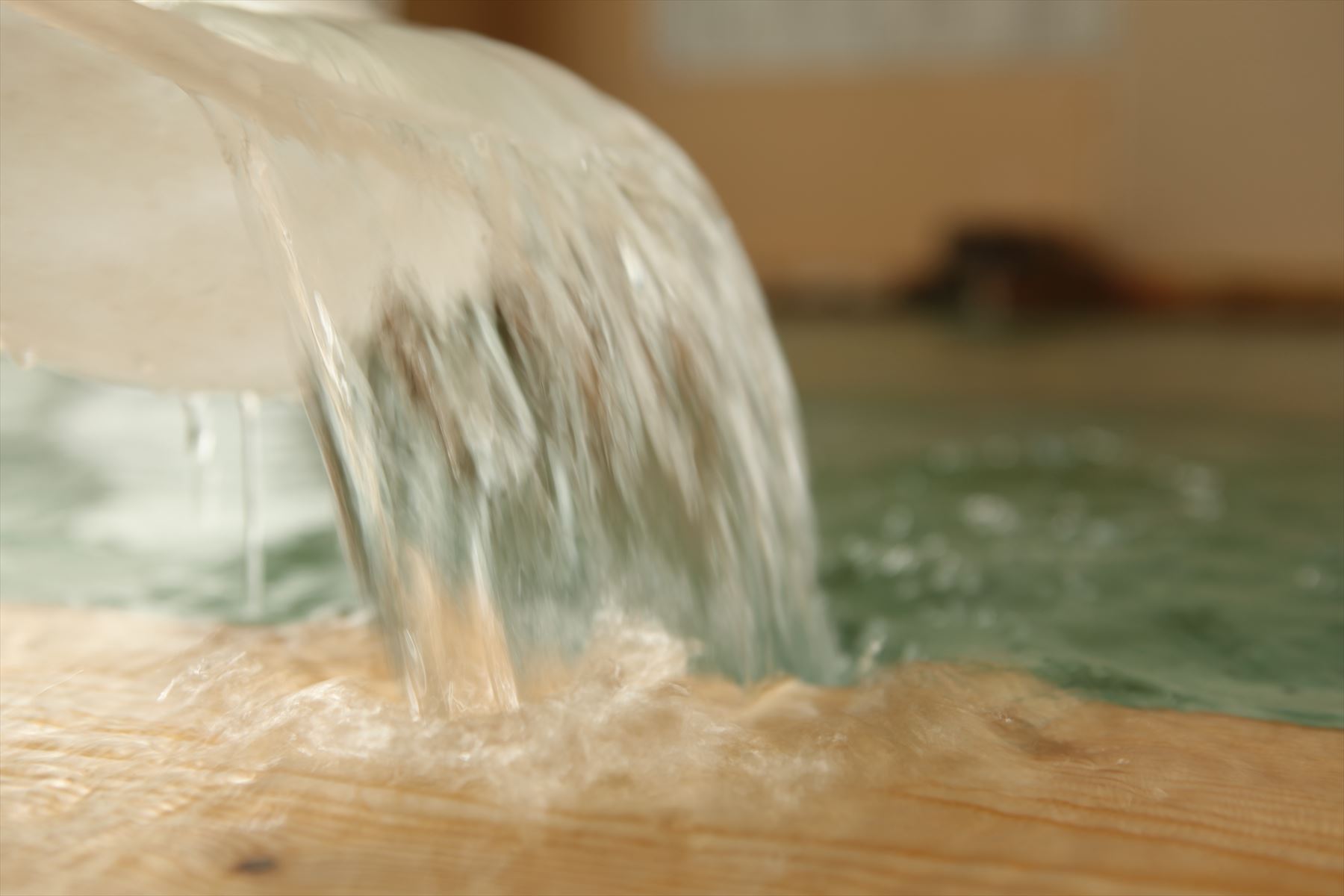 湯量豊富な天然温泉で身も心も湯治できます♪