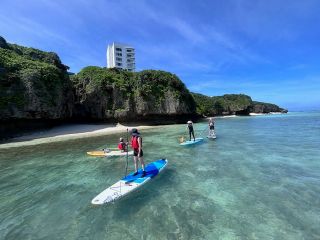 透明度の高い瀬底の海でSUPボードに立てた喜び