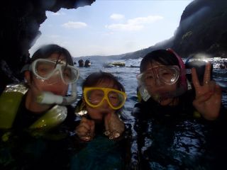 ご家族貸し切りで 人気の青の洞窟へ!! タオルも無料レンタル