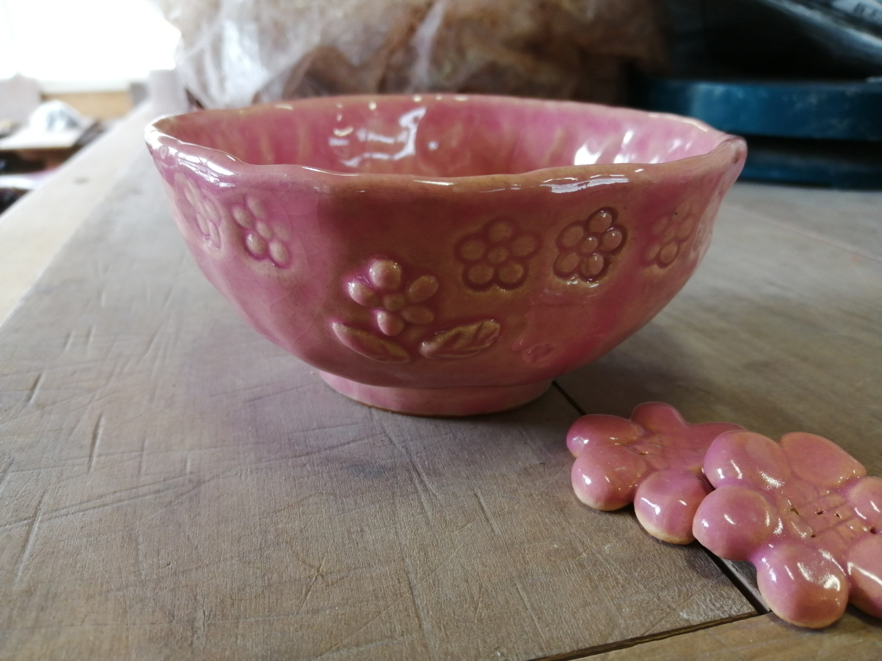 形を作った後に、スタンプを押したり、粘土を貼り付けたりして模様を付ける事が出来ます。