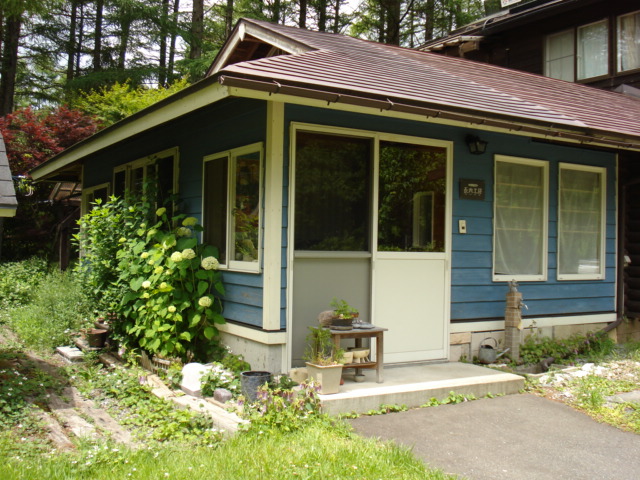 H[͊̐lCόX|bgA_Ɣ̒Ԃ̊R[ɂ܂Bт̒̐ÂȍH[łB