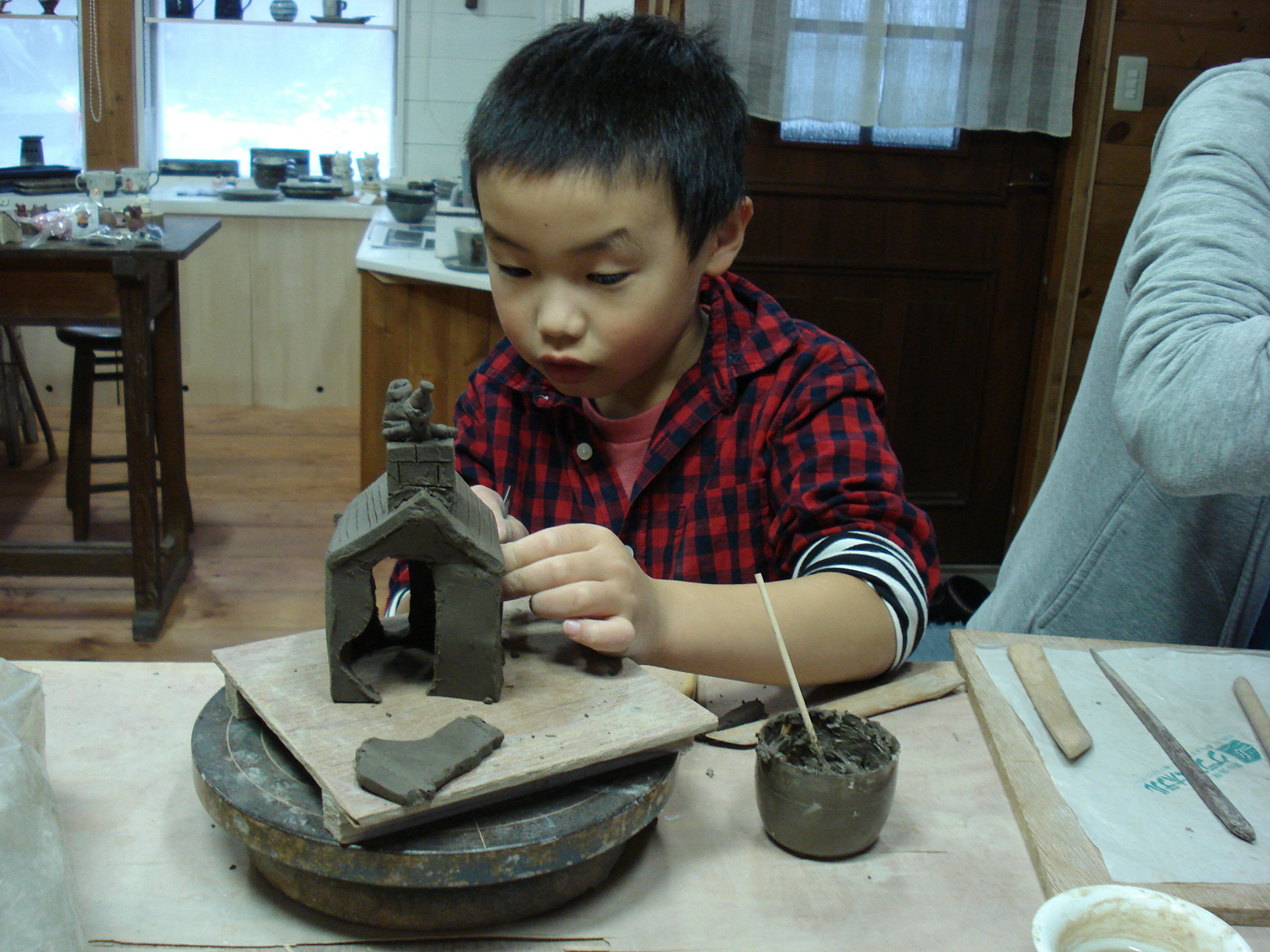 陶芸教室風景 小学校低学年でも集中して力作を作ります。700gの粘土を使って、1〜3作品まで作ることができます。作るものは何でもOK!