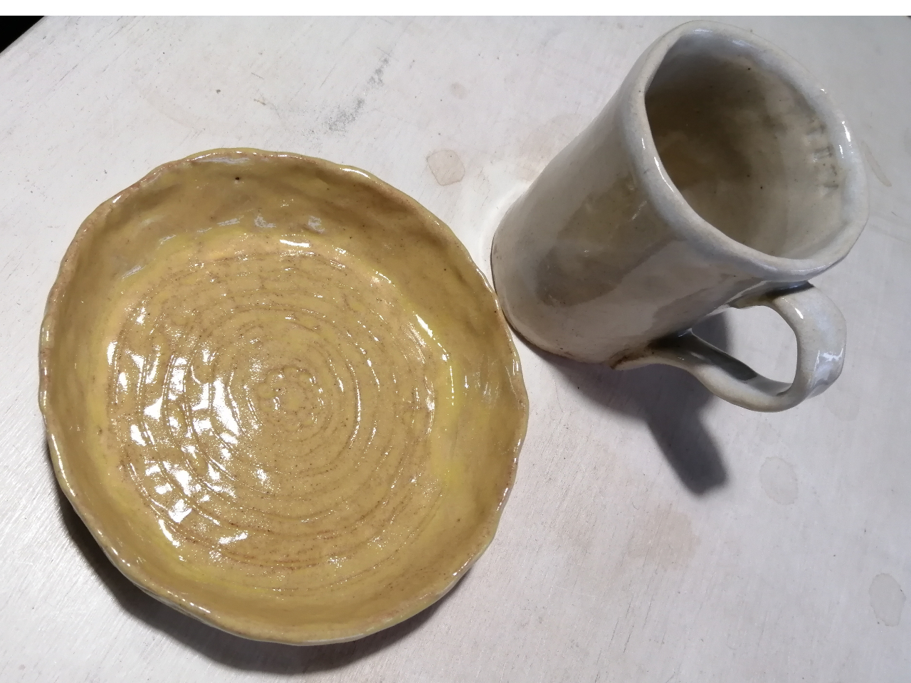 分量の粘土で、ちょっと大きめマグカップとケーキが載るサイズのお皿が出来ます。