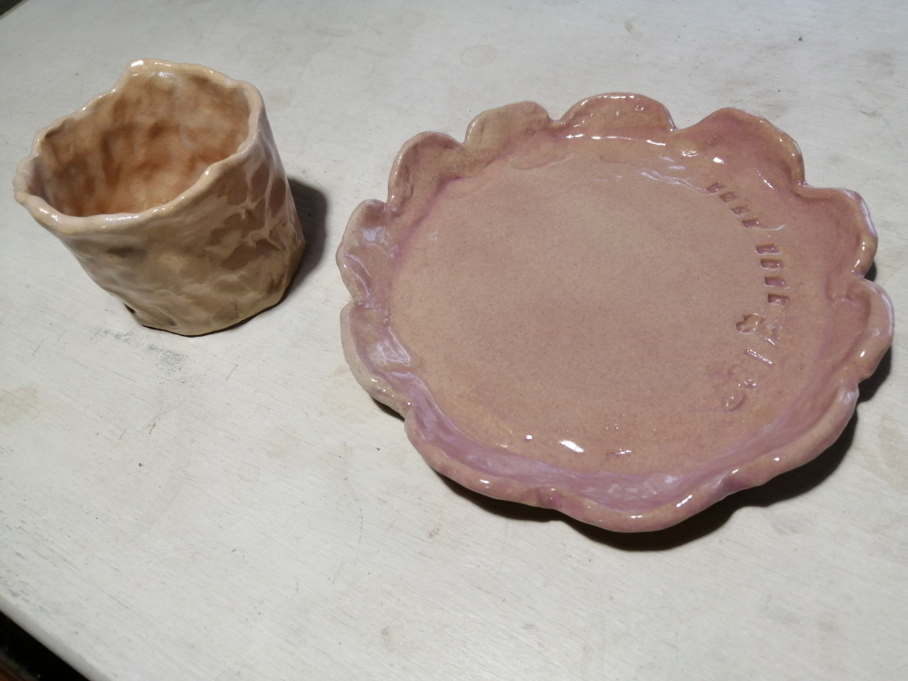 お皿とカップ。形を作った後、スタンプで日付や名前を入れることができます。色々な道具で模様を入れたり、メッセージを入れることも出来ます。