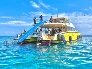 滑り台・海上ブランコ・ジャンプ台が無料で遊び放題!!唯一無二オリジナルクルーザー!業界最大95名乗り【ユニーク号】は遊びの豊富さが自慢です♪