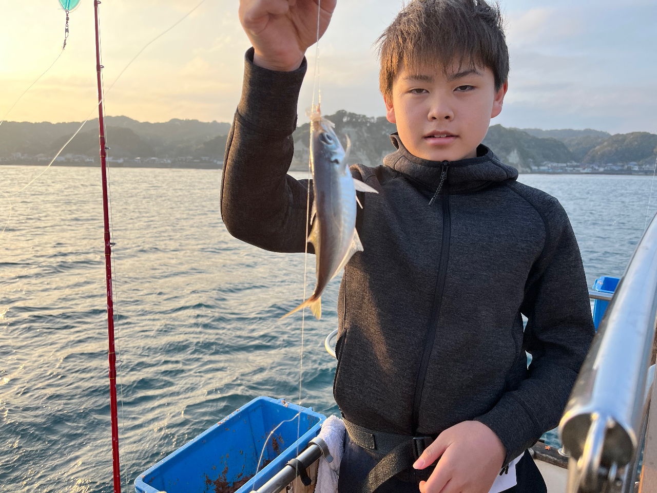 クルーザーで出船！千葉県勝浦市での夕方ショートアジ釣り体験！/With