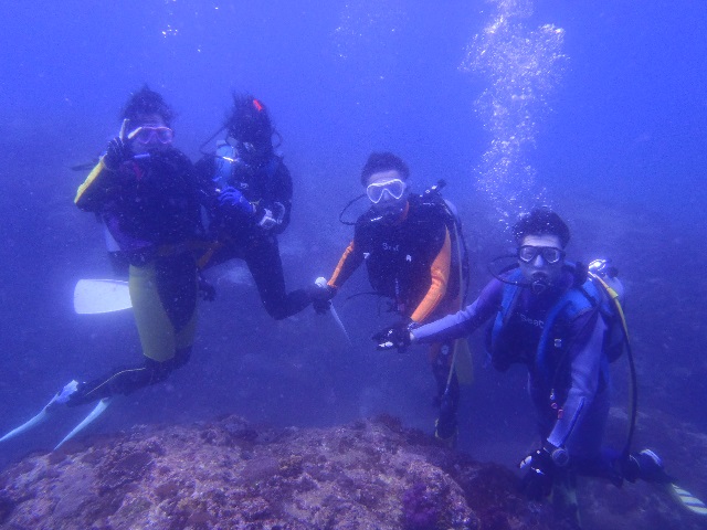 宮崎南郷のブルーの海中でブクブク・・