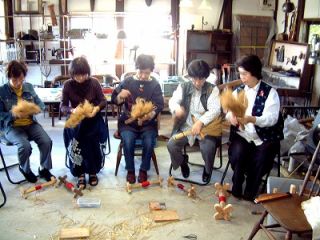 ススキで自分だけのほうきを編む。