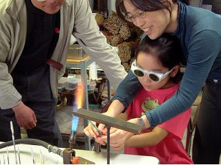 家族で楽しむガラスのとんぼ玉体験講座