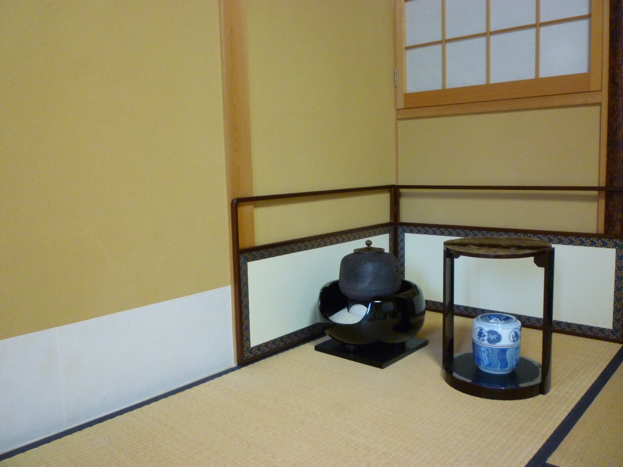 本格的なお茶室でお茶を点ててみませんか?講師が丁寧に美味しい抹茶の点て方を教えてくれます。