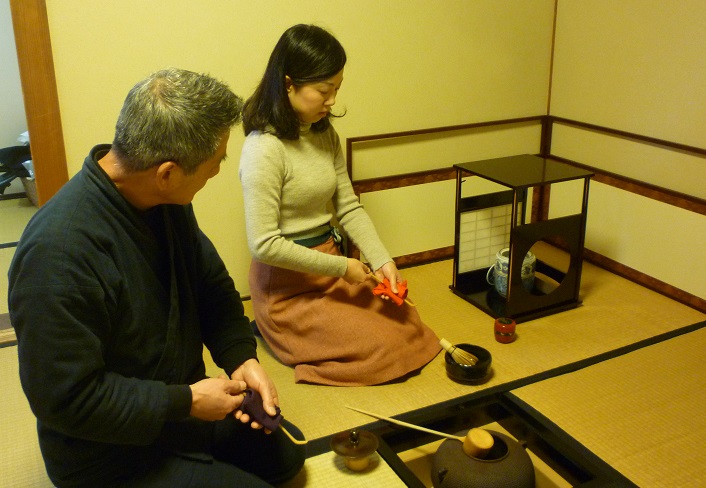 大丈夫!講師が一緒にお点前をします。真似をして頑張って下さい。帛紗で茶杓を清めているところです。