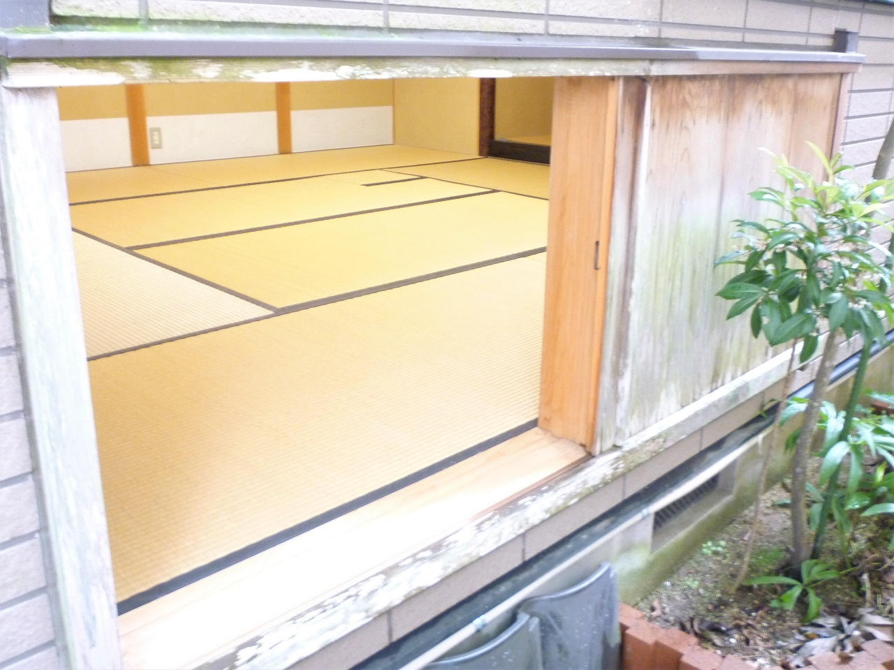 茶室への入室はにじり口から入ります。さてどうやって入る?1m弱四方の入り口です。