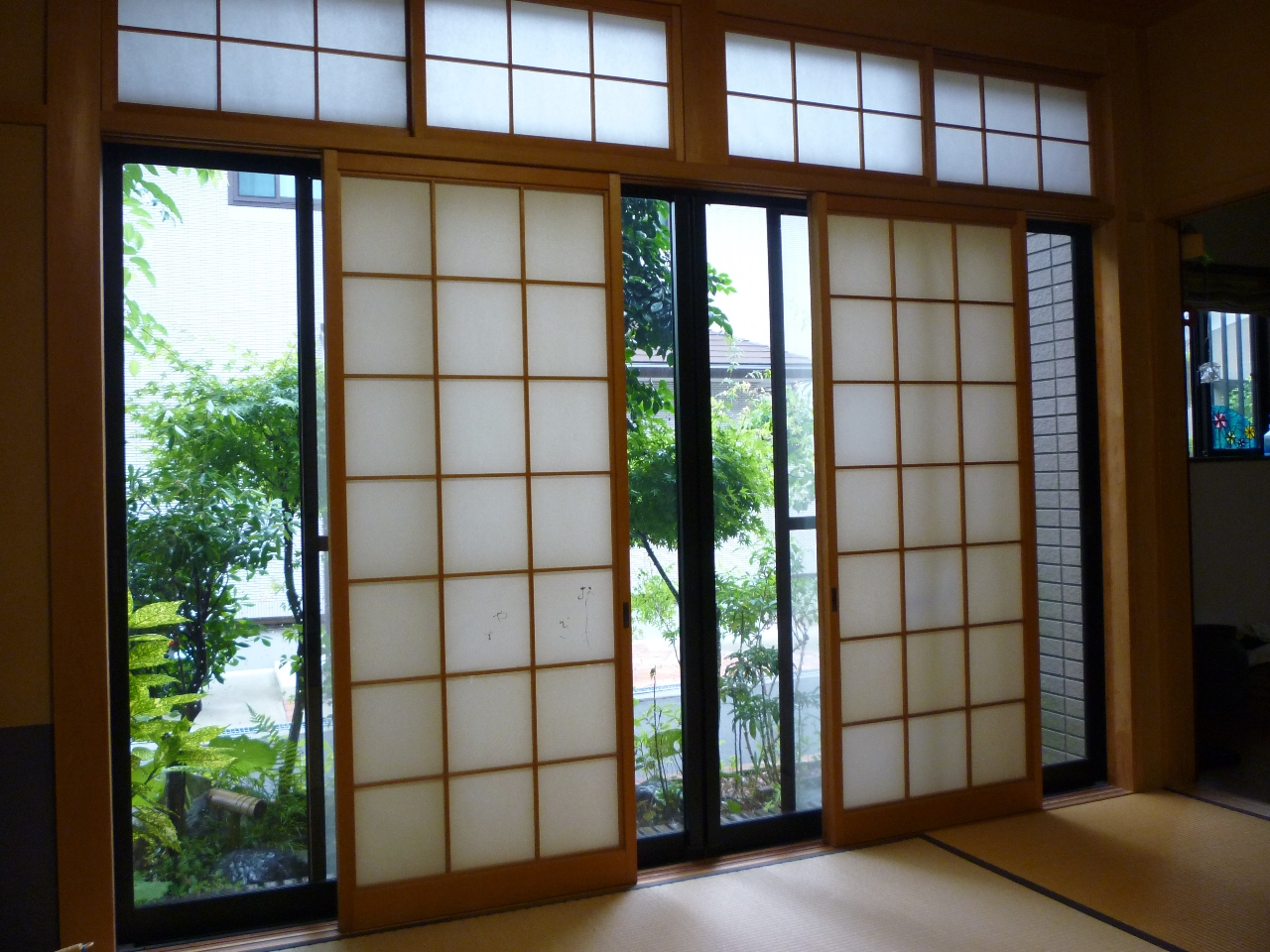 茶室は庭に面して大きな窓が開けられ換気にも注意しています。安心して体験して下さい。