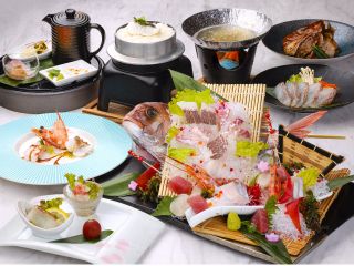 和歌山、加太の春を楽しむ「桜鯛会席」(写真の造り盛りは2名盛り)