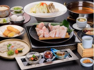 「天然クエ鍋会席」(写真の鍋具は2名盛り)