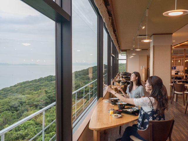 2階レストラン「紀伊の国」大きな窓からは紀淡海峡やハモの産地「沼島」ぬしまがご覧いただけます。