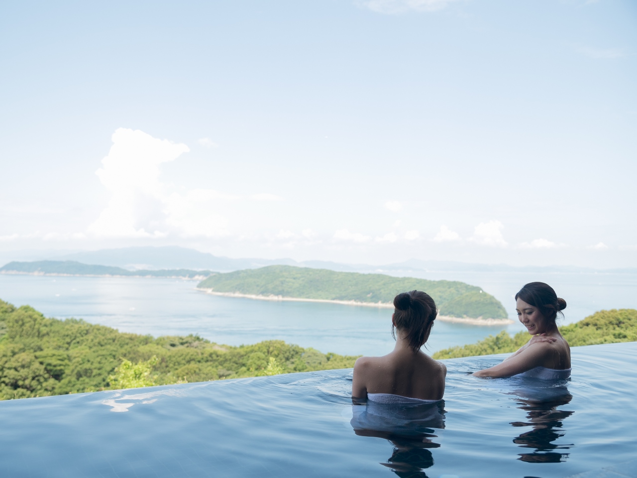 絶景露天風呂  淡路島・徳島が眼下に広がります。