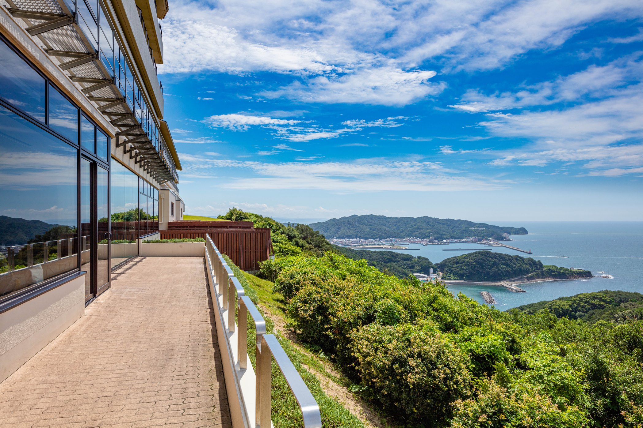 テラスからの眺め、加太の漁港や紀淡海峡の島々がご覧いただけます