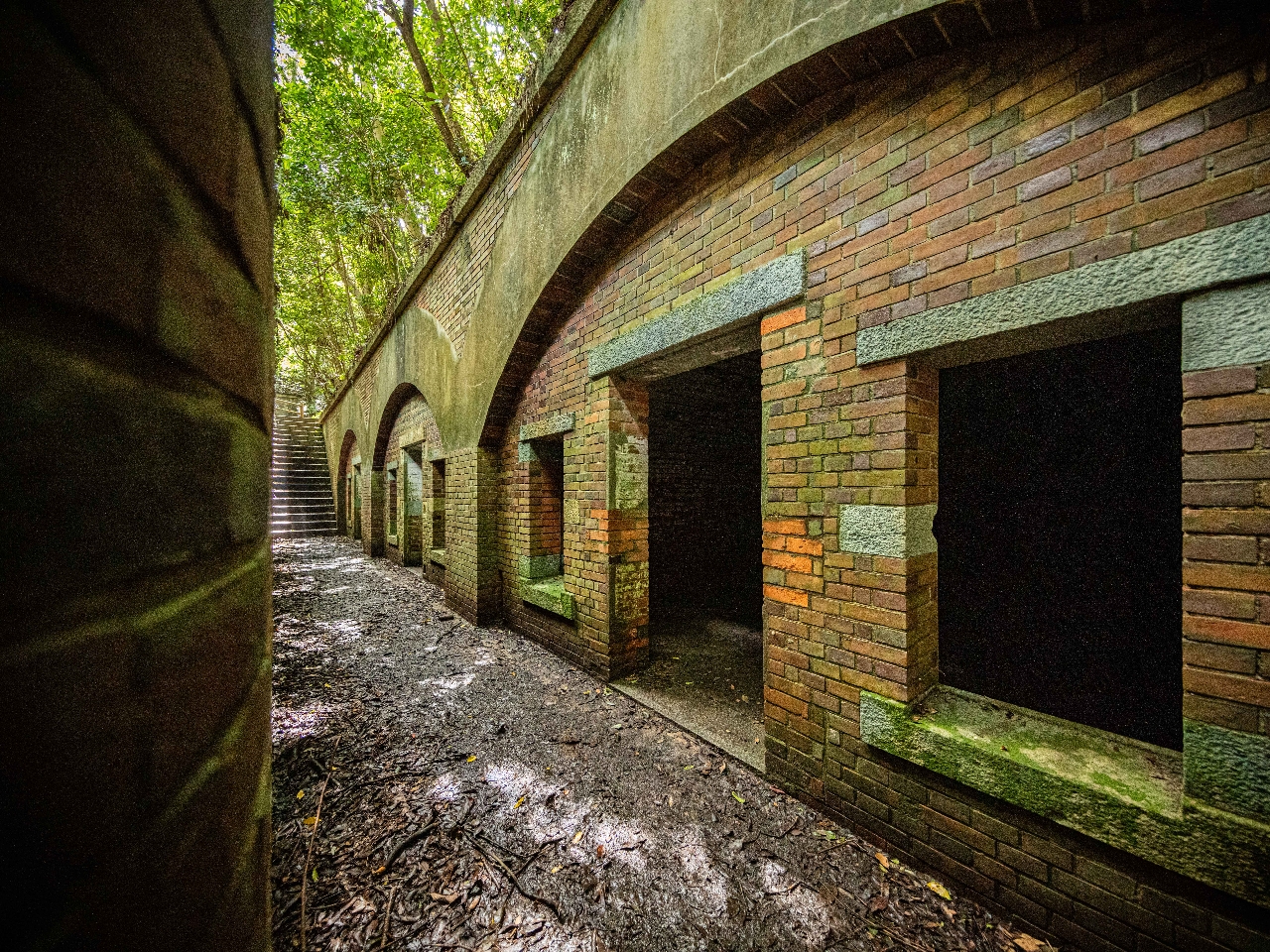 休暇村敷地内の遊歩道を歩けば、ノスタルジックな空間の深山砲台跡が残っています。