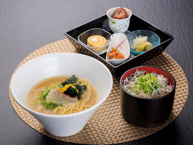 昼食人気No1.鯛ラーメンしらす丼セット1700円。他にもお造り定食・海鮮丼などご用意しています。