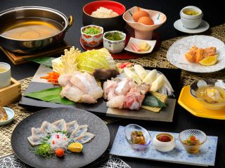 「天然クエ鍋会席」(写真の鍋具は2名様盛り)