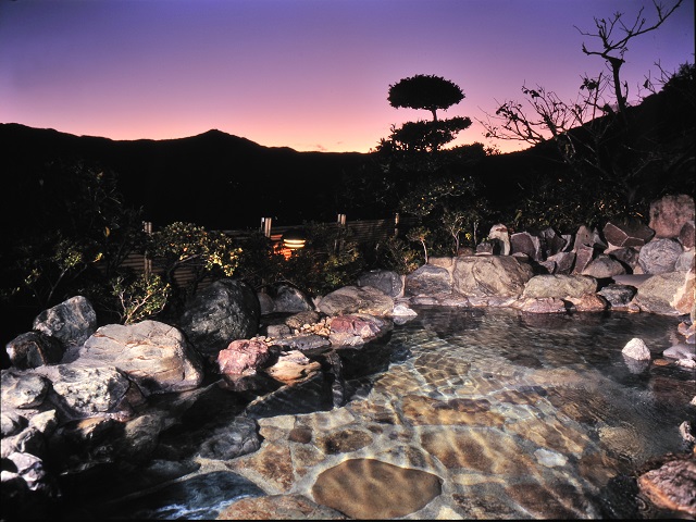 高台にあるため、周りを気にせず、開放的で、絶景です。温泉をお楽しみください!
