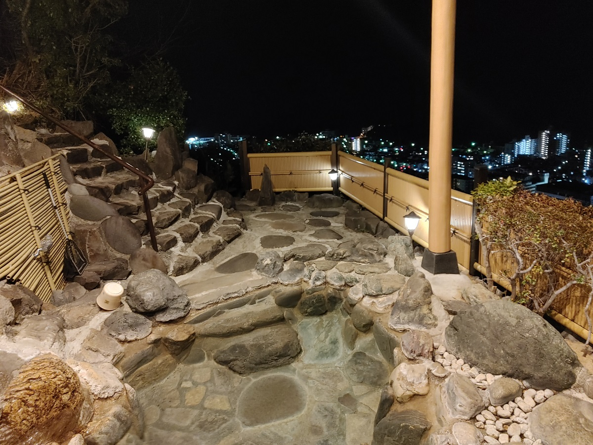 高台にあるため、周りを気にせず、開放的で、絶景です。温泉をお楽しみください!