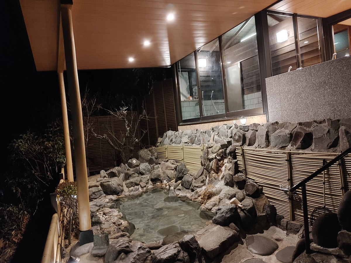 高台にあるため、周りを気にせず、開放的で、絶景です。温泉をお楽しみください!