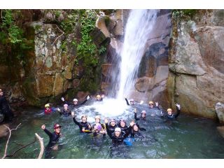 コース途中の滝壺で泳ぐ!