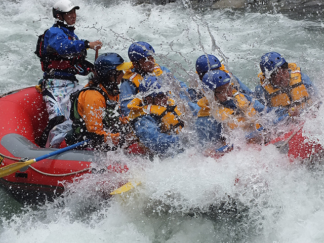全身に水しぶきを浴びながら春の激流を漕ぎ下ります