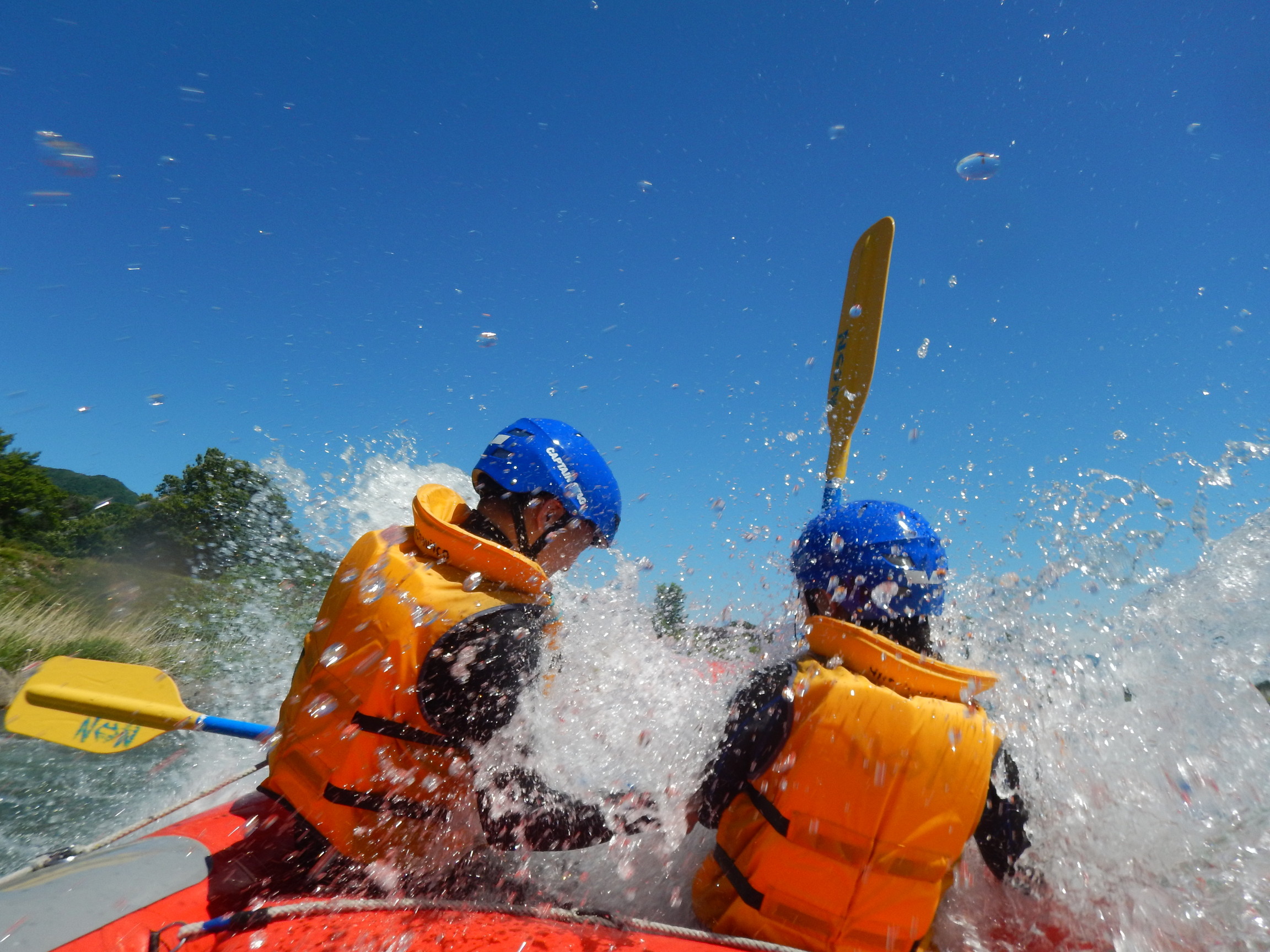 みんなで力を合わせて大波を超えていきます。
