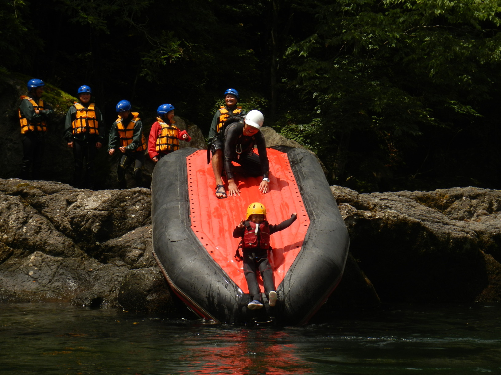ラフティングボートでスライダー遊び