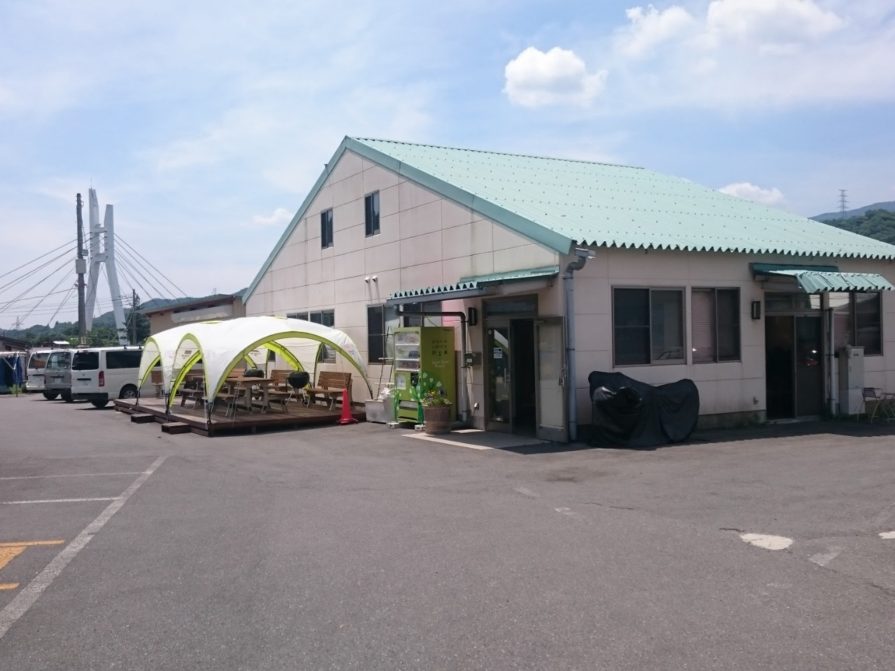 無料駐車場完備、清潔な更衣室、シャワー、ロッカーを完備しています