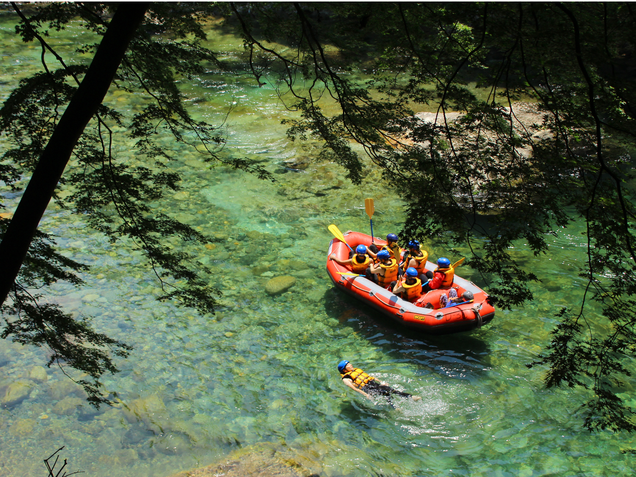 透き通った流れは夏でも水温18℃ほどです。とっても気持ちいいですよ。
