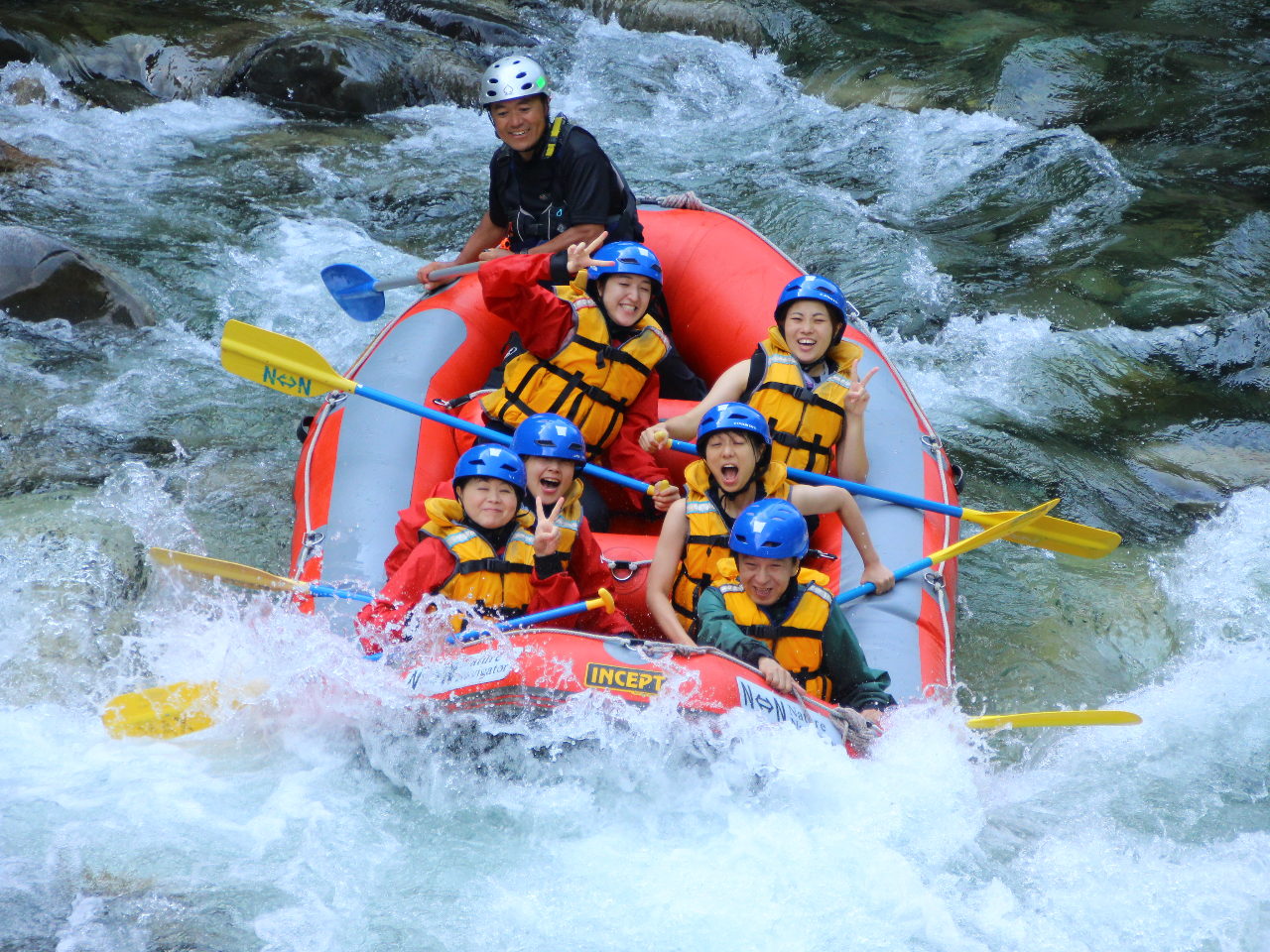 しぶきを浴びながらカメラポーズ